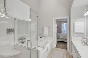 Spacious Urban Uptown Retreat 3 Bedroom Townhouse