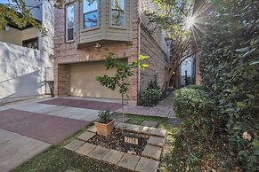 Spacious Urban Uptown Retreat 3 Bedroom Townhouse