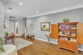 Spacious Urban Uptown Retreat 3 Bedroom Townhouse
