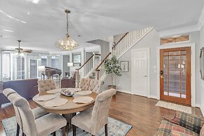 Spacious Urban Uptown Retreat 3 Bedroom Townhouse