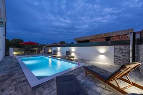 Peaceful Blooming Villa With Pool