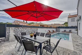 Peaceful Blooming Villa With Pool