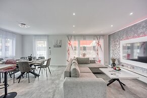 Peaceful Blooming Villa With Pool