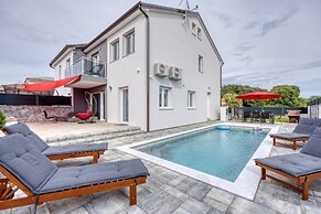 Peaceful Blooming Villa With Pool