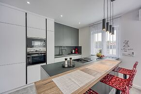 Peaceful Blooming Villa With Pool