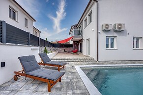 Peaceful Blooming Villa With Pool