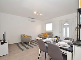 Tranquil and Bright Apartment With Loggia