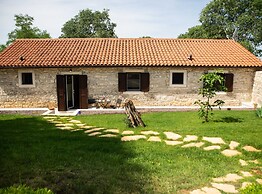 The Poolside Stone House in Bale