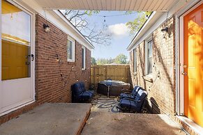 Cozy Retreat near Uptown with Hot Tub