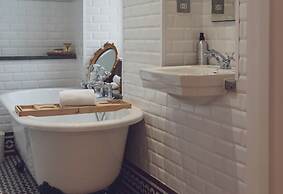 Eilean Sionnach Lighthouse Cottage