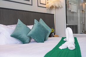 Best Time Pool Suites