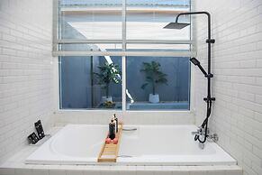 Best Time Pool Suites