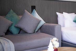 Best Time Pool Suites