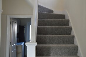Colindale/sleeps7/privategarden/3br/freeparking/