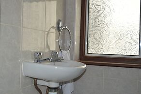Colindale/sleeps7/privategarden/3br/freeparking/
