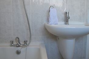 Colindale/sleeps7/privategarden/3br/freeparking/