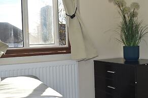 Colindale/sleeps7/privategarden/3br/freeparking/