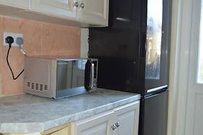 Colindale/sleeps7/privategarden/3br/freeparking/