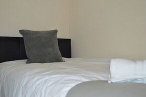 Colindale/sleeps7/privategarden/3br/freeparking/