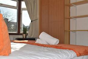 Colindale/sleeps7/privategarden/3br/freeparking/