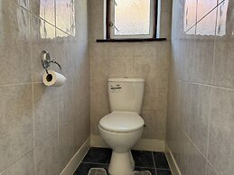 Colindale/sleeps7/privategarden/3br/freeparking/