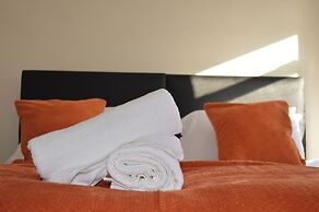 Colindale/sleeps7/privategarden/3br/freeparking/