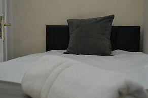 Colindale/sleeps7/privategarden/3br/freeparking/