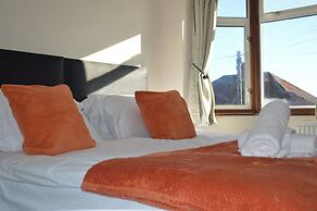 Colindale/sleeps7/privategarden/3br/freeparking/