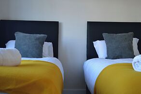 Colindale/sleeps7/privategarden/3br/freeparking/