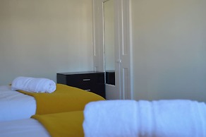 Colindale/sleeps7/privategarden/3br/freeparking/