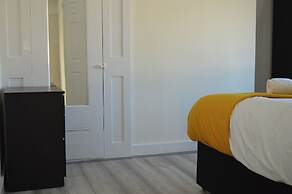 Colindale/sleeps7/privategarden/3br/freeparking/