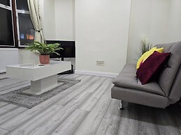 Colindale/sleeps7/privategarden/3br/freeparking/