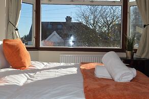 Colindale/sleeps7/privategarden/3br/freeparking/