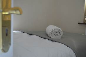 Colindale/sleeps7/privategarden/3br/freeparking/