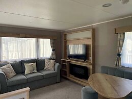 Cosy 3 Bedroom Caravan in South Cerney