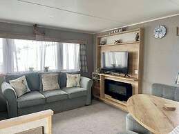 Cosy 3 Bedroom Caravan in South Cerney