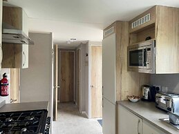Cosy 3 Bedroom Caravan in South Cerney