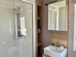 Cosy 3 Bedroom Caravan in South Cerney