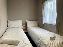 Cosy 3 Bedroom Caravan in South Cerney