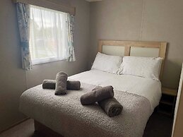 Cosy 3 Bedroom Caravan in South Cerney