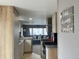 Cosy 3 Bedroom Caravan in South Cerney