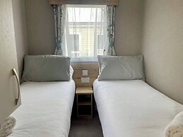 Cosy 3 Bedroom Caravan in South Cerney