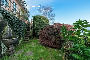 Infinity Lake View Terraced Casa