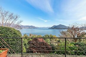 Infinity Lake View Terraced Casa