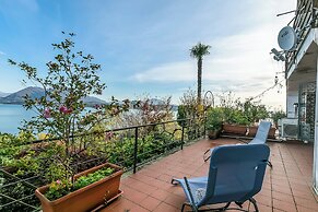 Infinity Lake View Terraced Casa