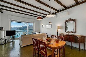 Infinity Lake View Terraced Casa