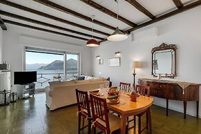 Infinity Lake View Terraced Casa