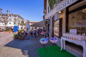Infinity Lake View Terraced Casa