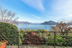 Infinity Lake View Terraced Casa