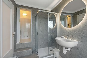 Infinity Lake View Terraced Casa